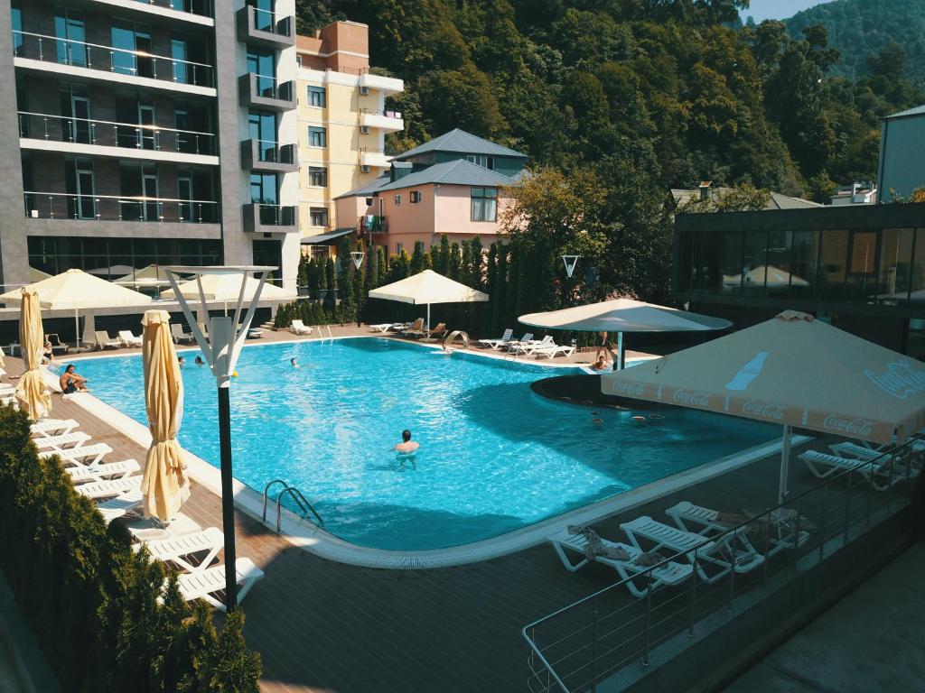 Bazén v ubytování Hotel Neptun Kvariati nebo v jeho okolí