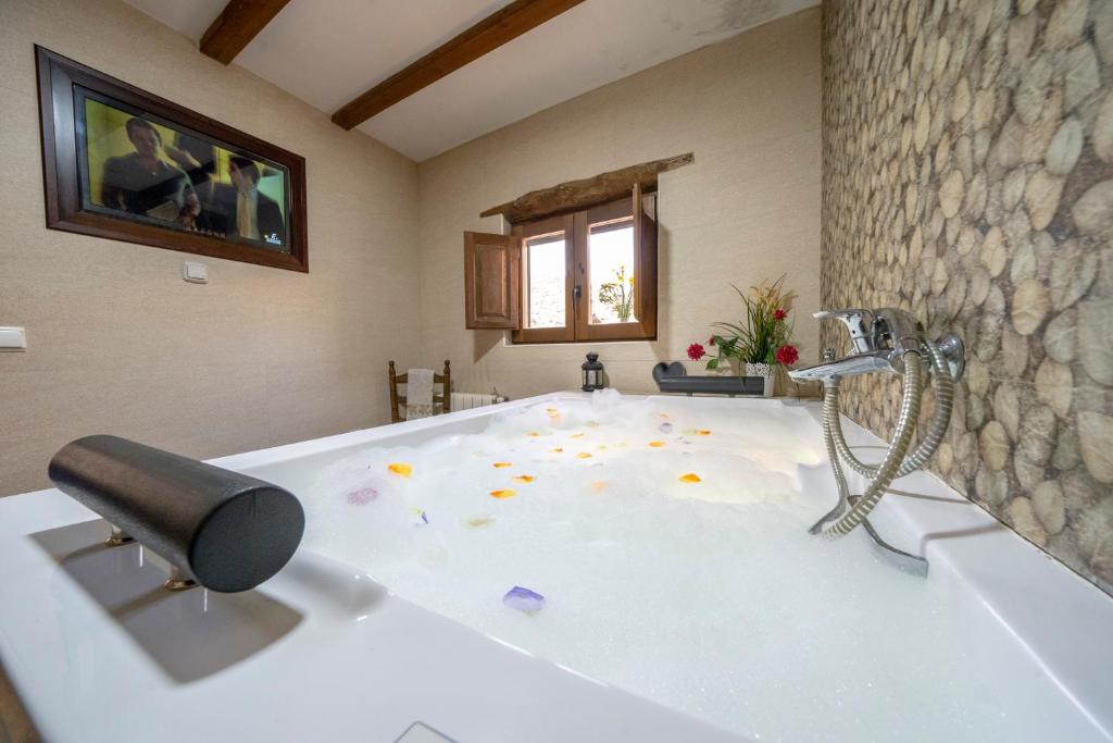 Reul Alto Cortijos Rurales - Jacuzzi privado en la habitación en Laroya