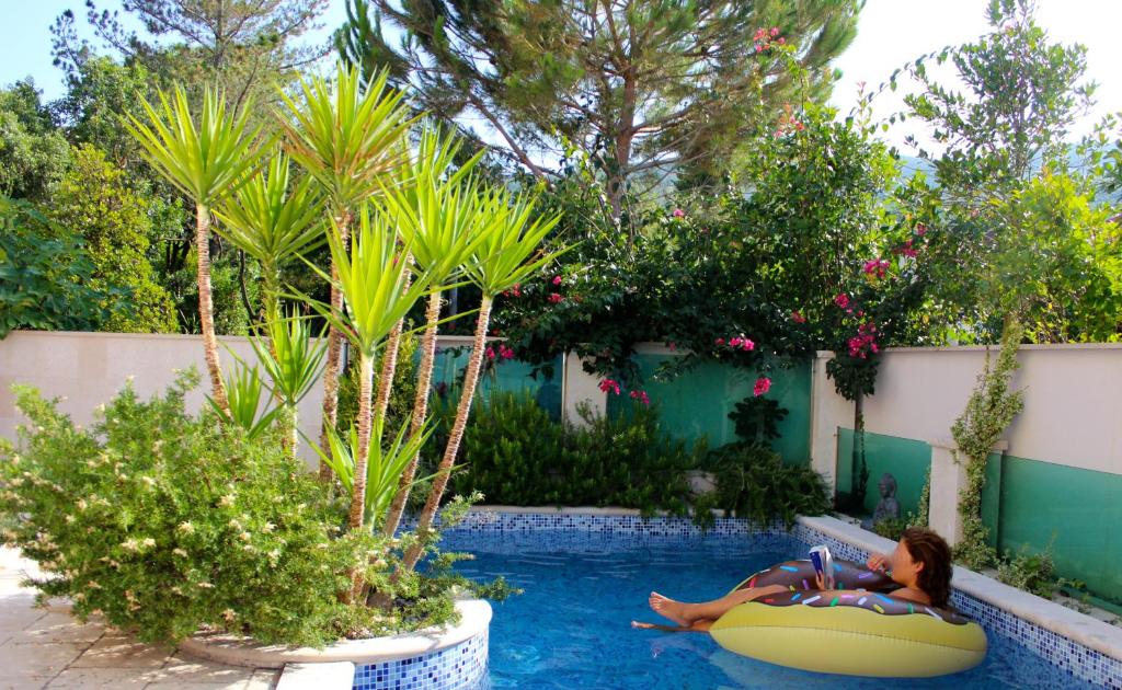 Bazén v ubytování Villa Leut Montesol Tivat Krasici nebo v jeho okolí