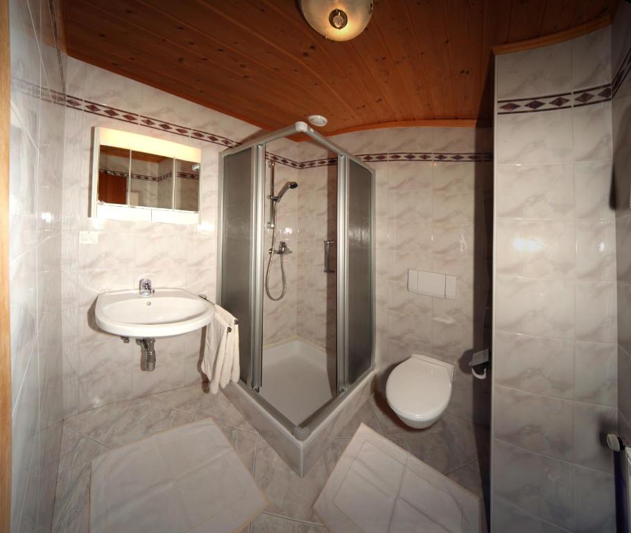 Koupelna v ubytování Pension Salzburger Hof