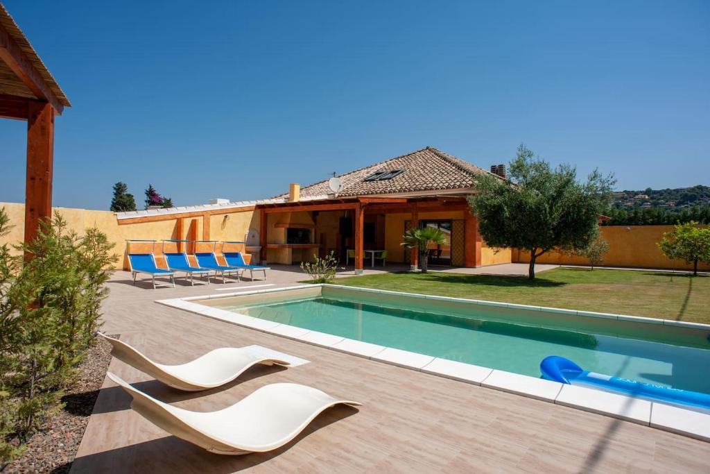 una villa con piscina y una casa en Villa Chloe, en Santa Luria