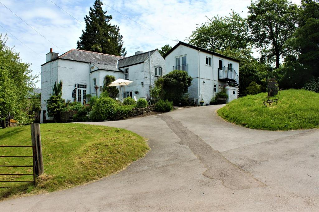a large white house with a driveway at Broome Farm in Ross on Wye