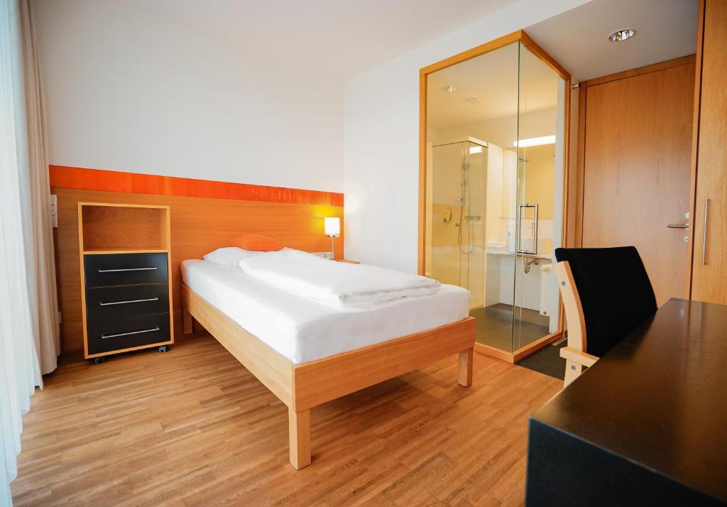 A bed or beds in a room at SPES Hotel & Seminare