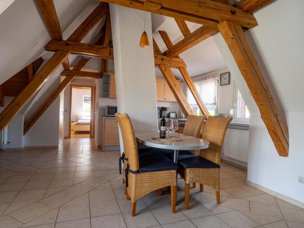 eine Küche und ein Esszimmer mit einem Tisch und Stühlen in der Unterkunft Haus Sonja in Glottertal
