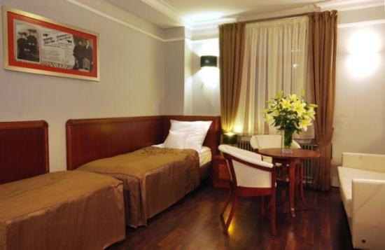 
Łóżko lub łóżka w pokoju w obiekcie Hotel Victoria
