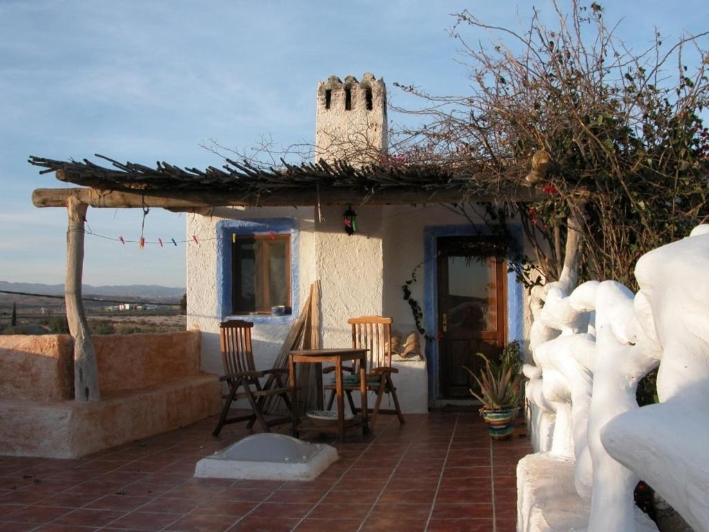 een huis met een tafel en stoelen op een patio bij Casa Rural Aloe Vera in Huércal-Overa