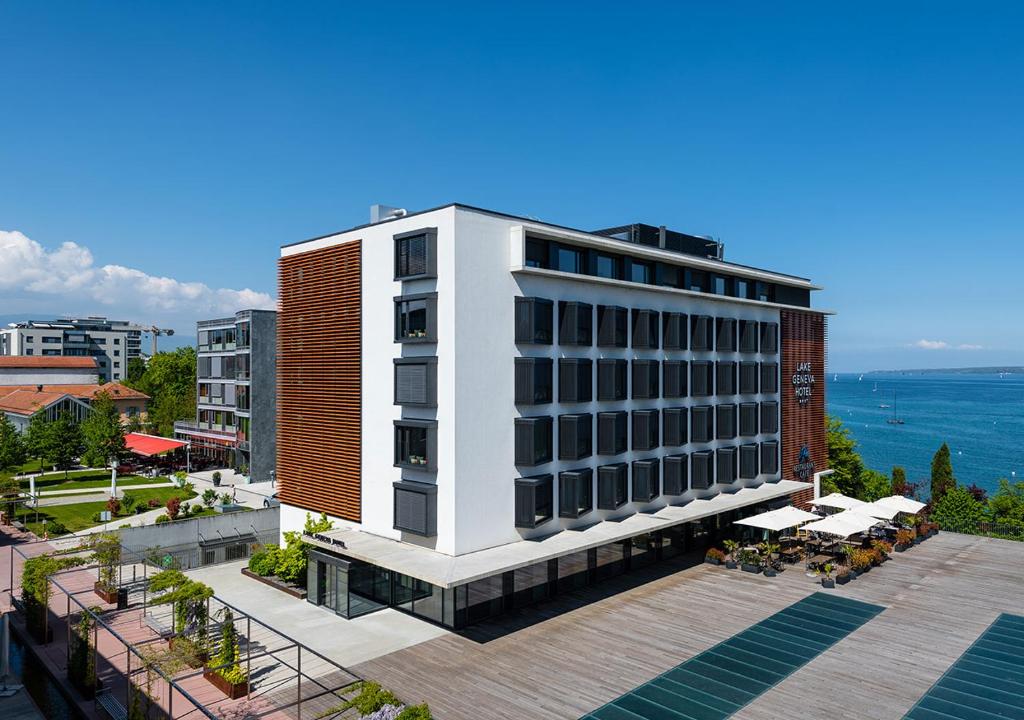 una imagen de un edificio con el océano en el fondo en Lake Geneva Hotel, en Versoix