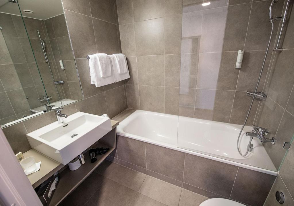 Lake Geneva Hotel - Family Double Room