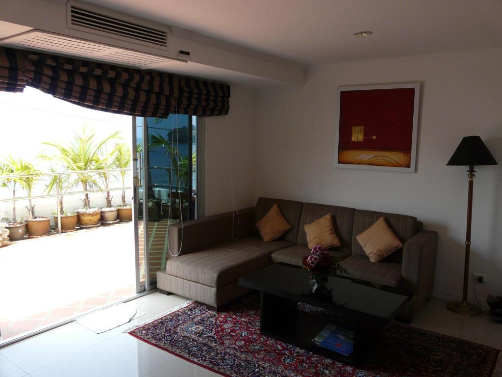 Ein Sitzbereich in der Unterkunft Orchid Hotel and Spa Kalim Bay