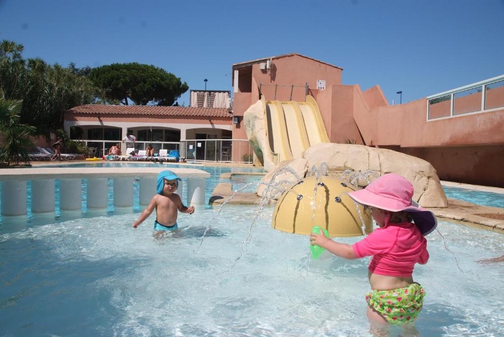 Bazén v ubytování Camping Clau Mar Jo nebo v jeho okolí