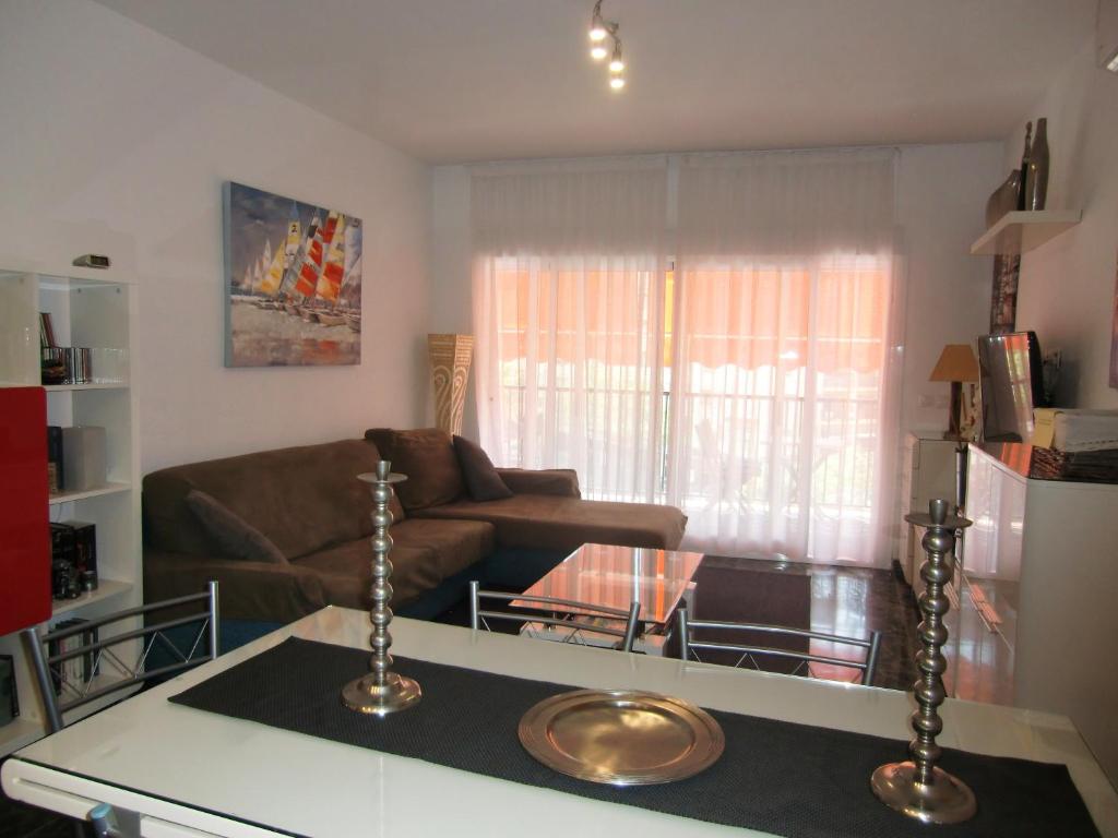 Posedenie v ubytovaní Apartamento con piscina a 150 metros playa Netflix P Video Aire Acondicionado calefacción toallas y sillas playa sombrilla 2 terrazas una sobre piscina centro ciudad 1 Smart TV por habitación