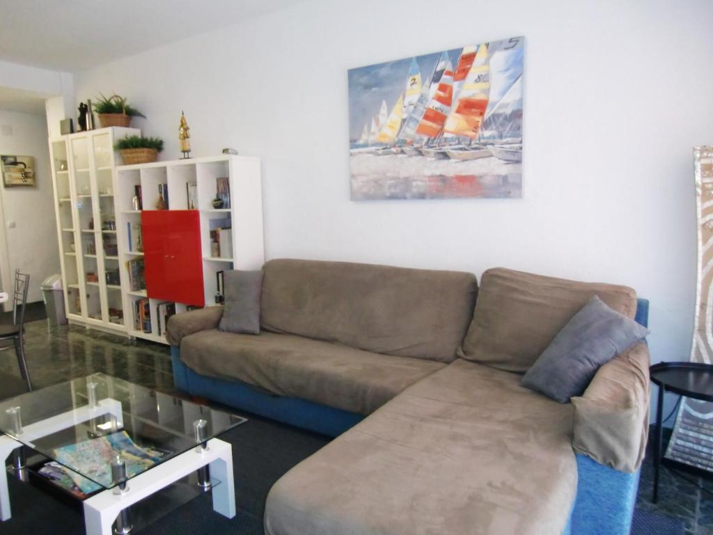 Posedenie v ubytovaní Apartamento con piscina a 150 metros playa Netflix P Video Aire Acondicionado calefacción toallas y sillas playa sombrilla 2 terrazas una sobre piscina centro ciudad 1 Smart TV por habitación