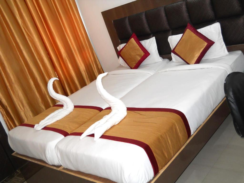 Un dormitorio con una cama con dos cisnes. en Hotel Galaxy, en Patna