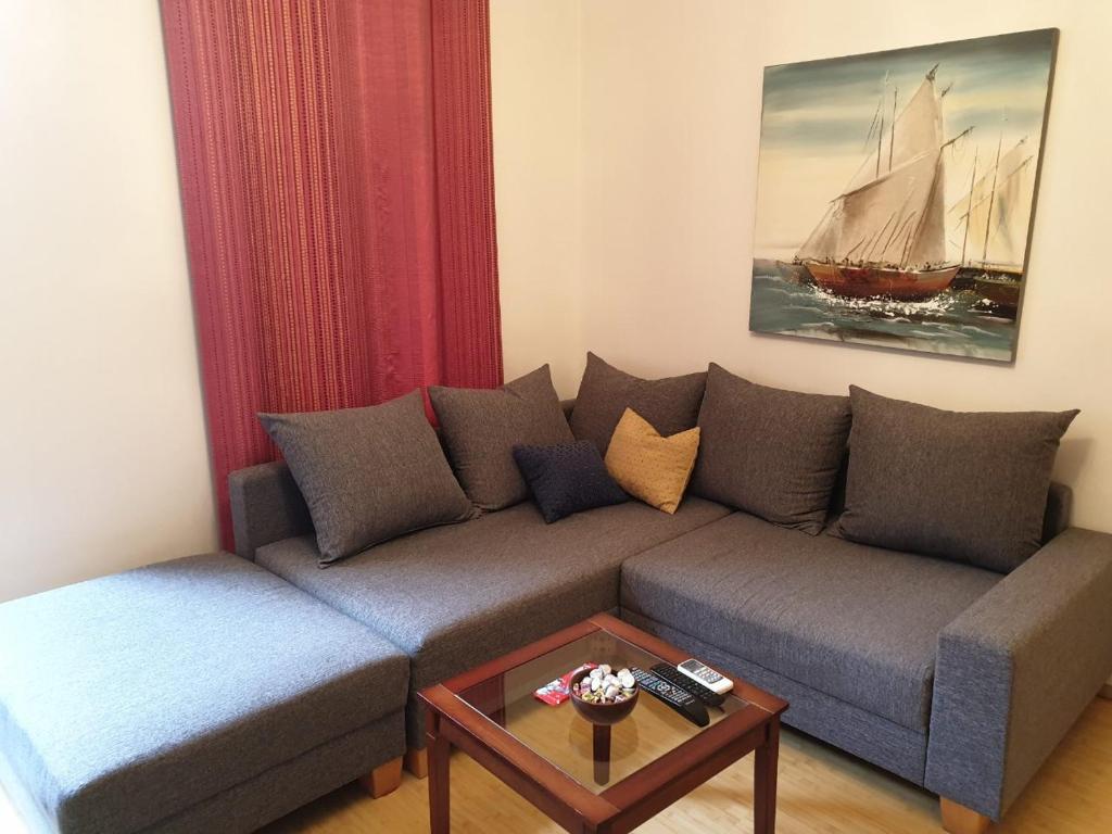 sala de estar con sofá y mesa en Apartment Astra en Rijeka