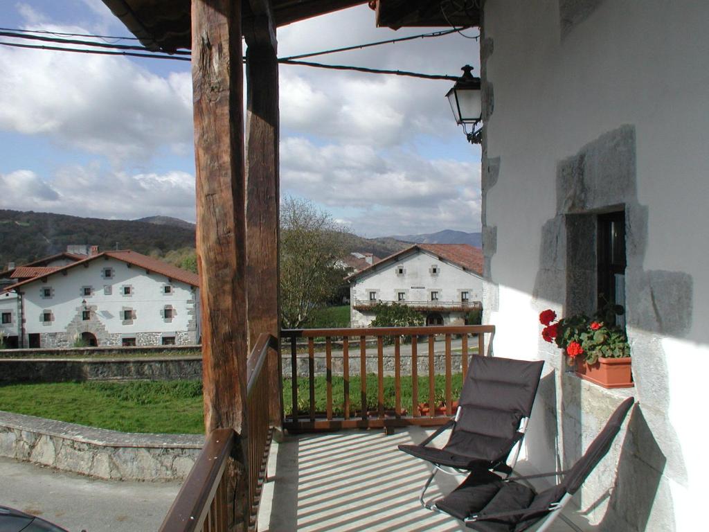 Nespecifikovaný výhled na hory nebo výhled na hory při pohledu z venkovského domu