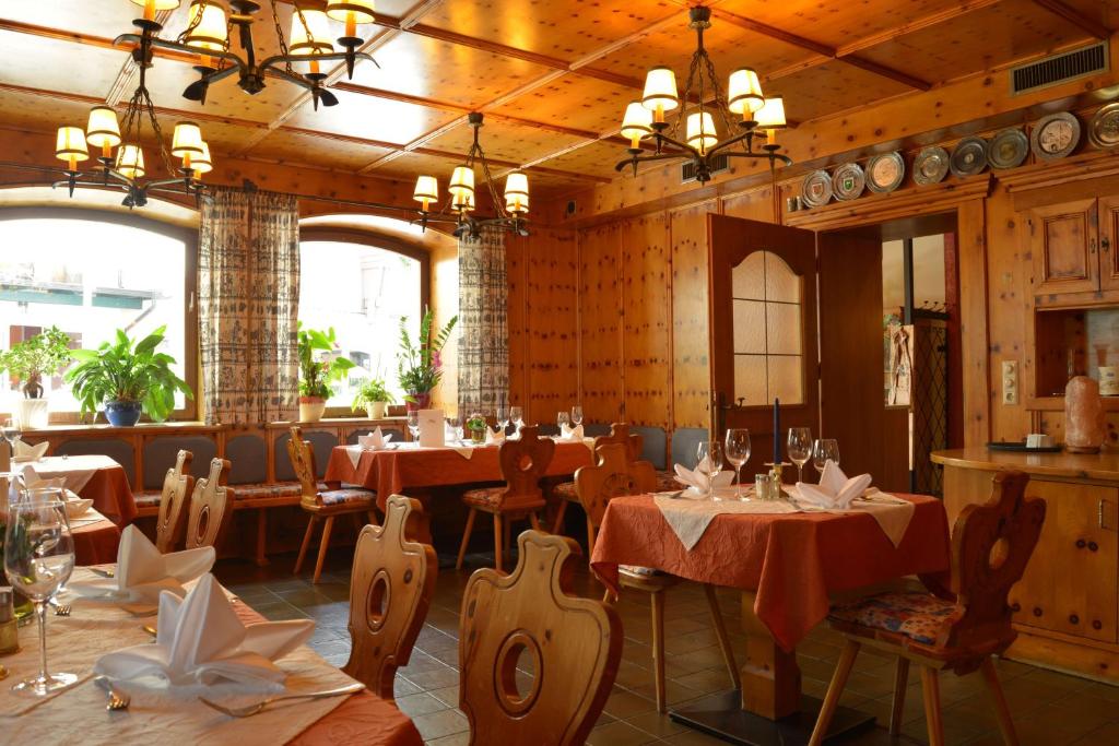 Reštaurácia alebo iné gastronomické zariadenie v ubytovaní Hotel Flattacher Hof