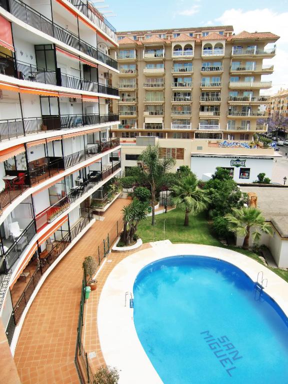 Bazén v ubytovaní Apartamento con piscina a 150 metros playa Netflix P Video Aire Acondicionado calefacción toallas y sillas playa sombrilla 2 terrazas una sobre piscina centro ciudad 1 Smart TV por habitación alebo v jeho blízkosti