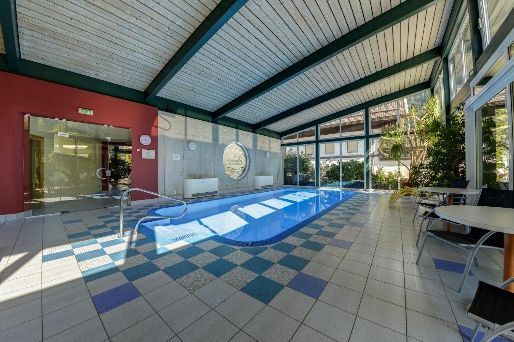Bazén v ubytovaní Hotel Flattacher Hof alebo v jeho blízkosti