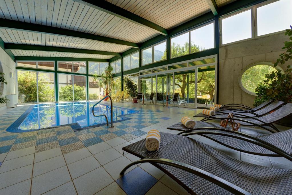Bazén v ubytovaní Hotel Flattacher Hof alebo v jeho blízkosti
