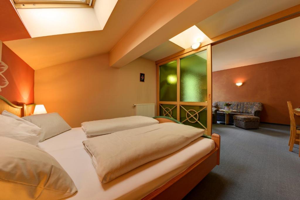 Posteľ alebo postele v izbe v ubytovaní Hotel Flattacher Hof
