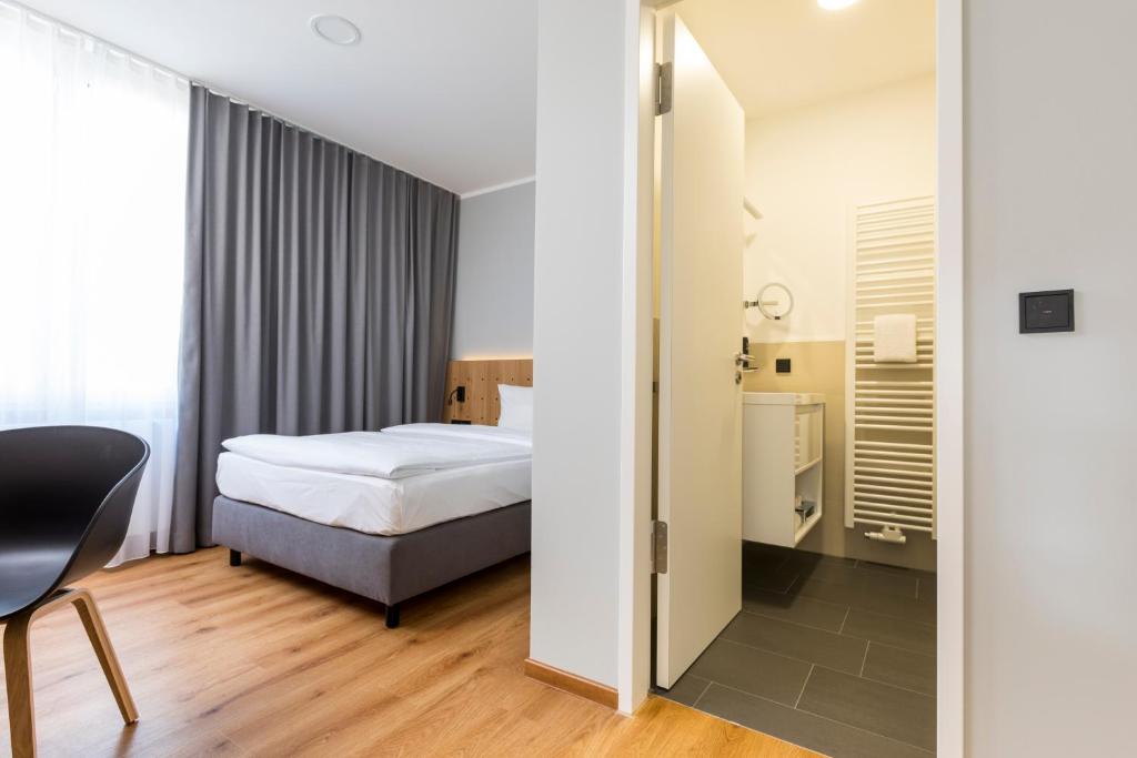 Postel nebo postele na pokoji v ubytování mk hotel eschborn