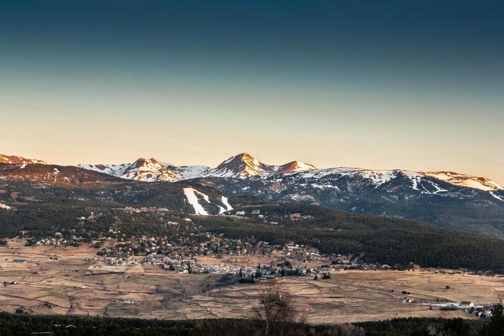 Vista generica sulle montagne o vista sulle montagne dall'interno dell'affittacamere