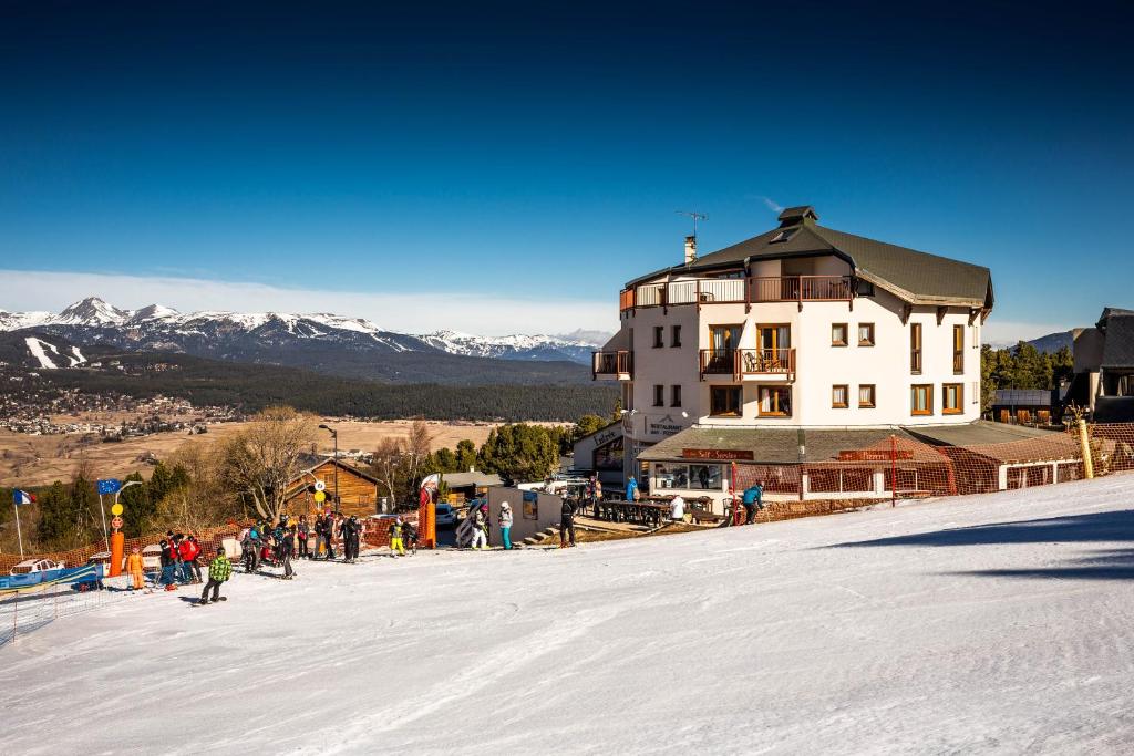 un edificio in cima a una pista sciistica coperta da neve di Gite Cal Pai a Eyne