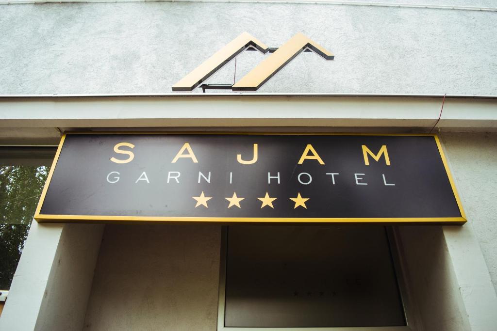 una señal para un hotel de cámara Savannah en un edificio en Sajam Garni hotel, en Leskovac