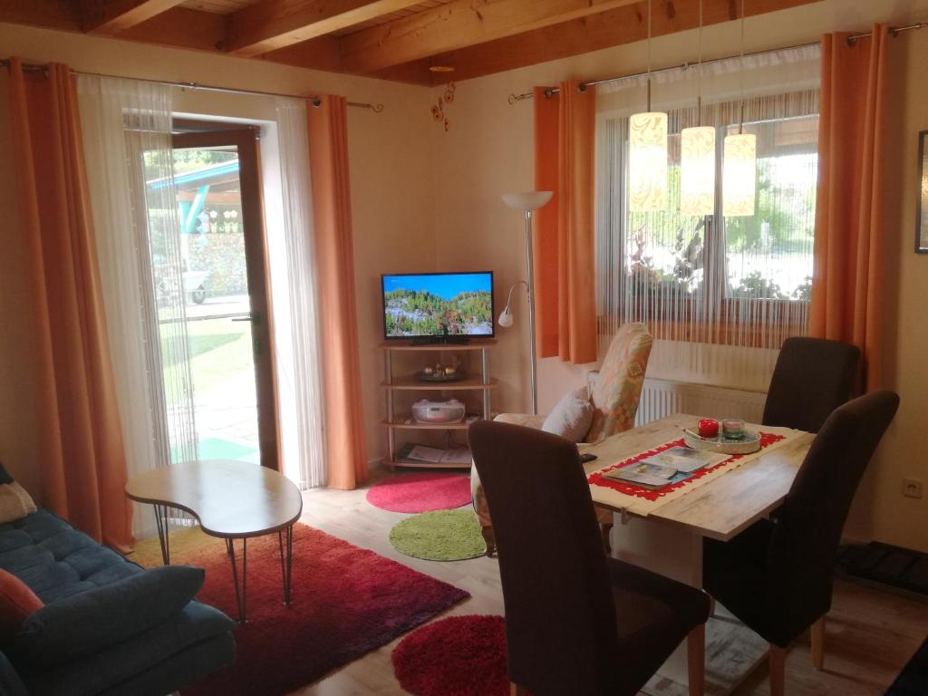 TV a/nebo společenská místnost v ubytování Landhaus Dora
