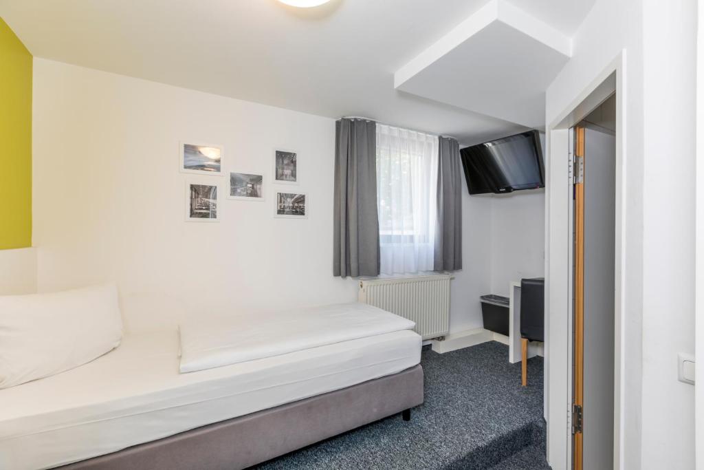 Postel nebo postele na pokoji v ubytování mk hotel eschborn