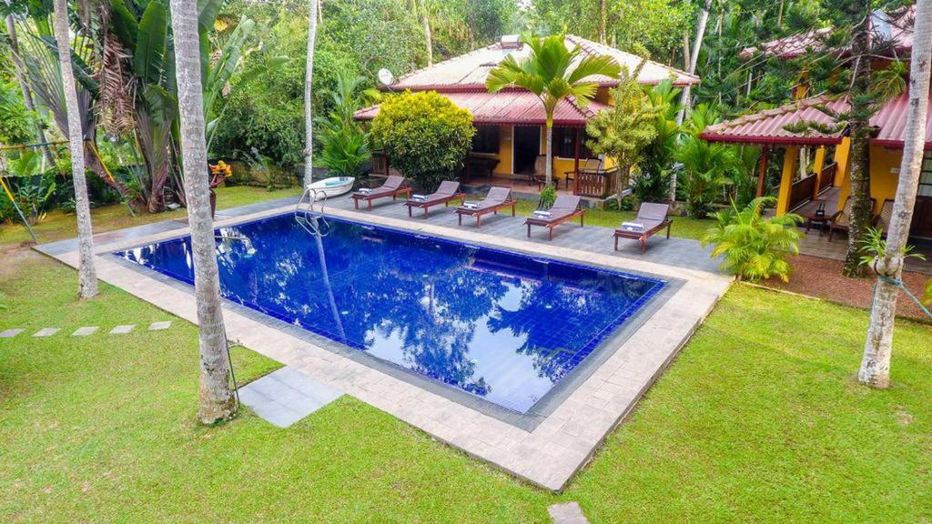 Piscine de l'établissement Araliya Gardens Hotel ou située à proximité