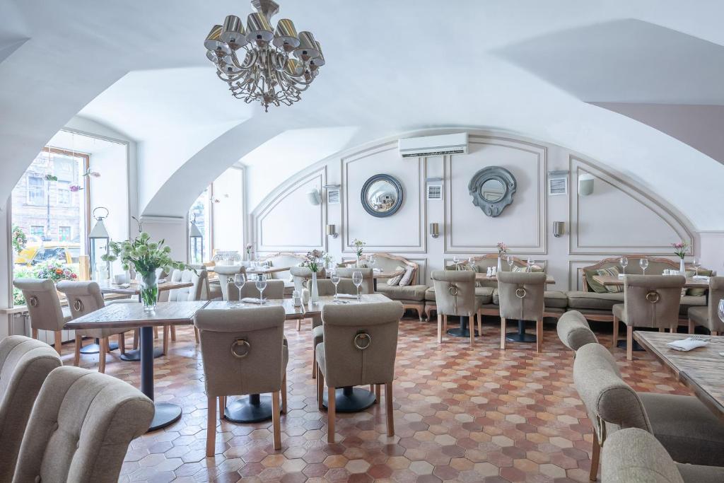 Aston Hotel - Housity
