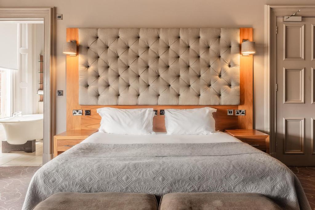 Postel nebo postele na pokoji v ubytování Murrayfield Hotel