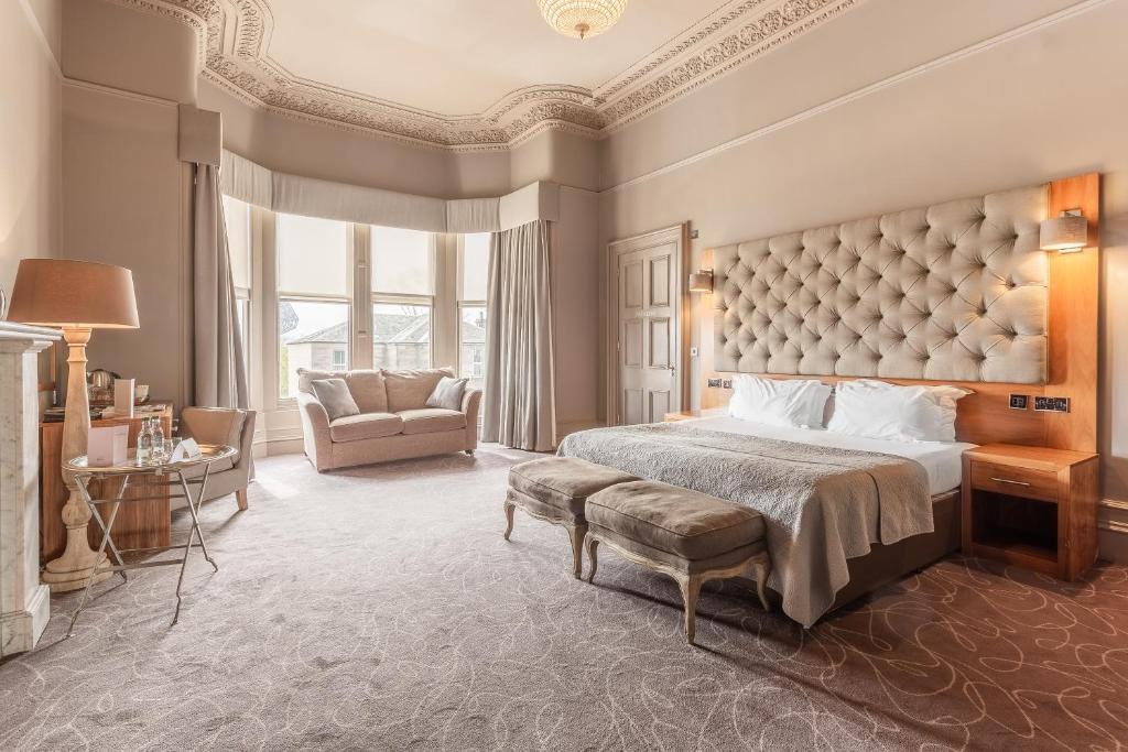 Postel nebo postele na pokoji v ubytování Murrayfield Hotel