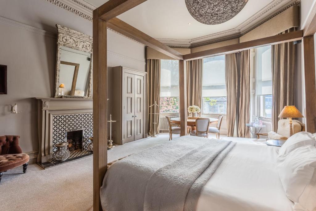 Postel nebo postele na pokoji v ubytování Murrayfield Hotel