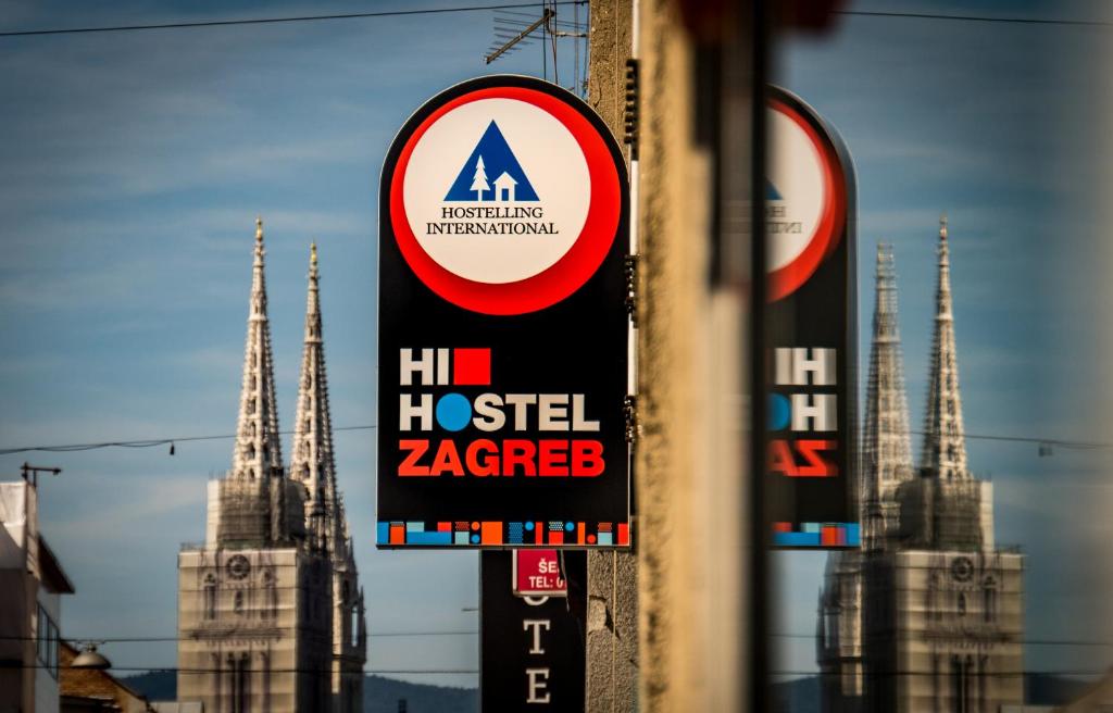 una señal en el lateral de un edificio con un hotel destruido en HI Hostel Zagreb, en Zagreb