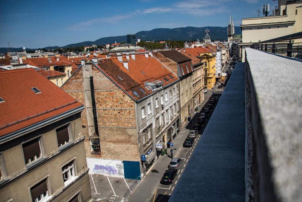 Nespecifikovaný výhled na hory nebo výhled na hory při pohledu z hostelu