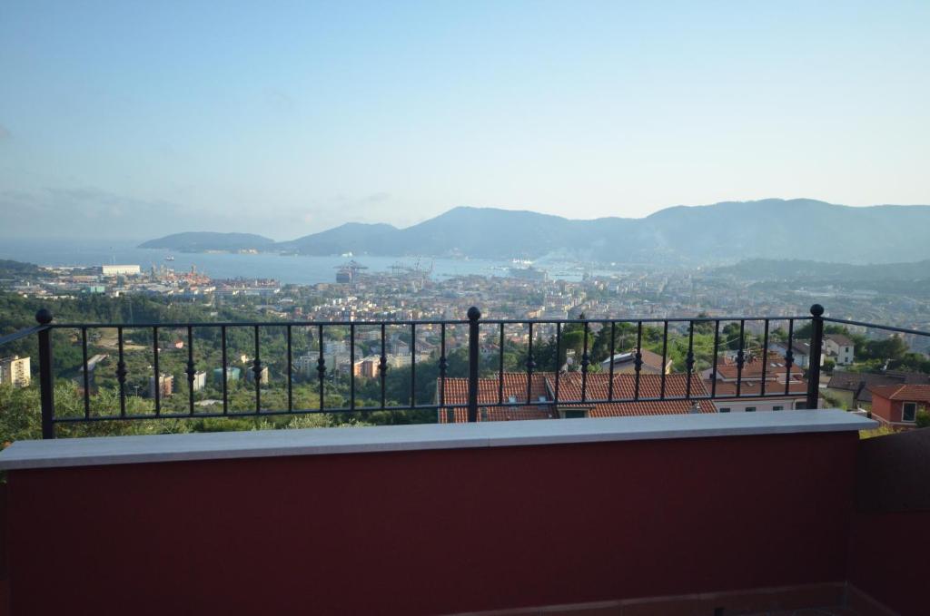 balcón con vistas a la ciudad en La casa con vista di Emma, en Vezzano Ligure