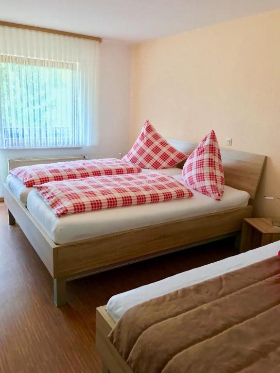 Postel nebo postele na pokoji v ubytování Gasthaus Zur Hardtmühle