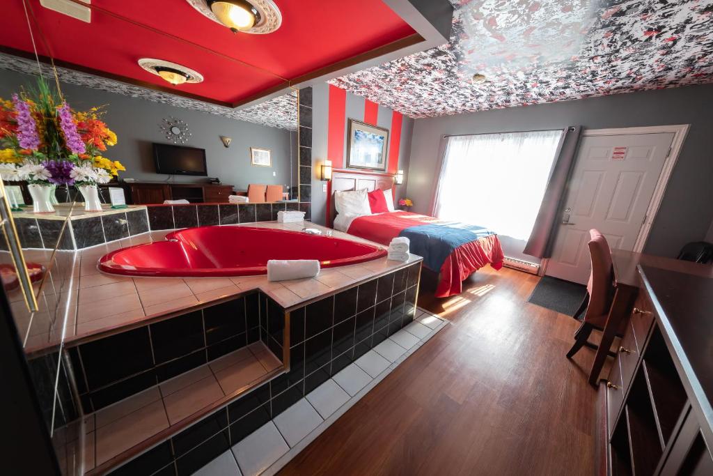 
Honeymoon Suite with Hot Tub
