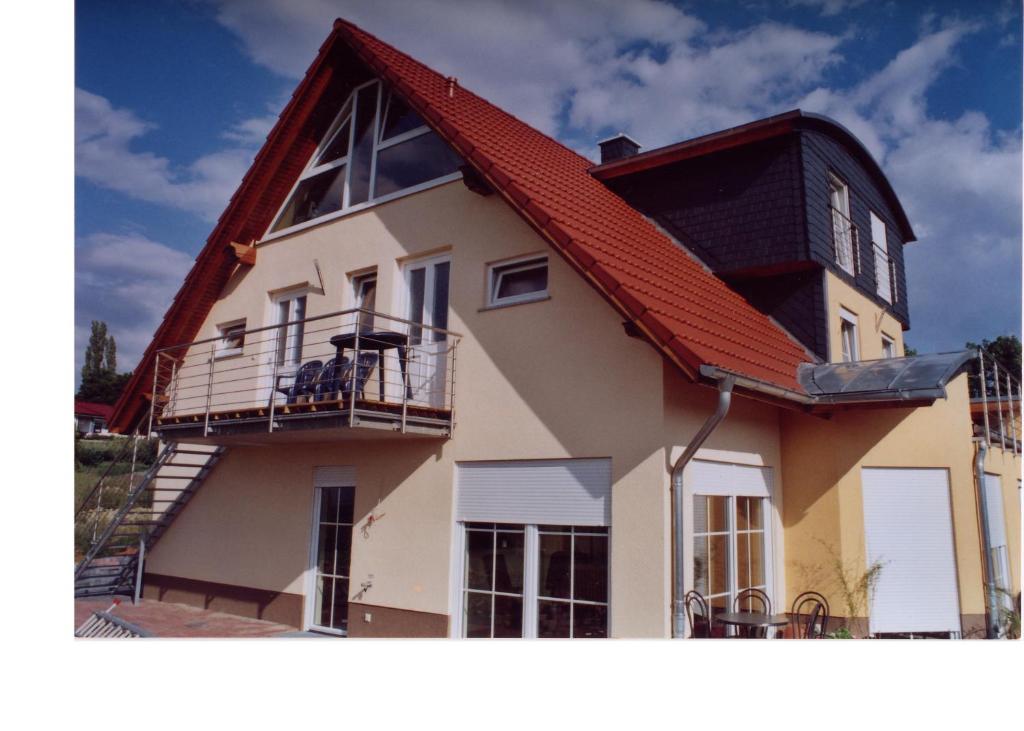une grande maison avec un toit rouge dans l'établissement Apartment Am Horstberg, à Wernigerode