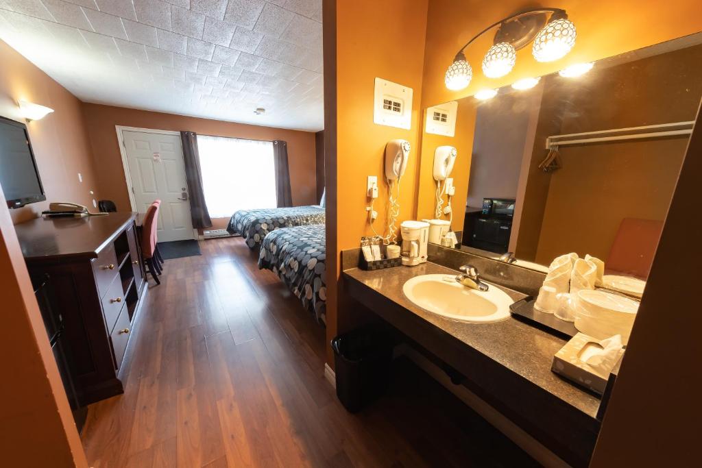 
Two Queen Beds Suite
