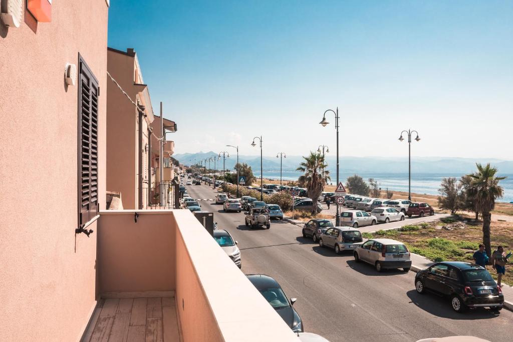 Blick auf eine Straße mit geparkten Autos in der Unterkunft Sea Front House - Tono Milazzo in Milazzo