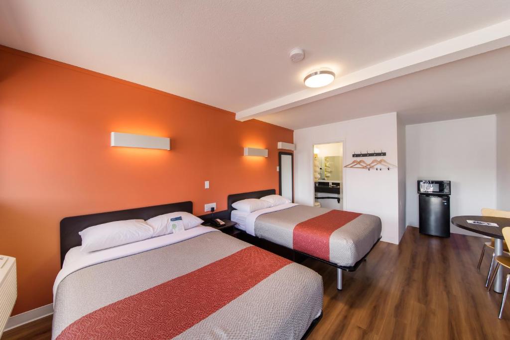 Postel nebo postele na pokoji v ubytování Motel 6-Cranbrook, BC