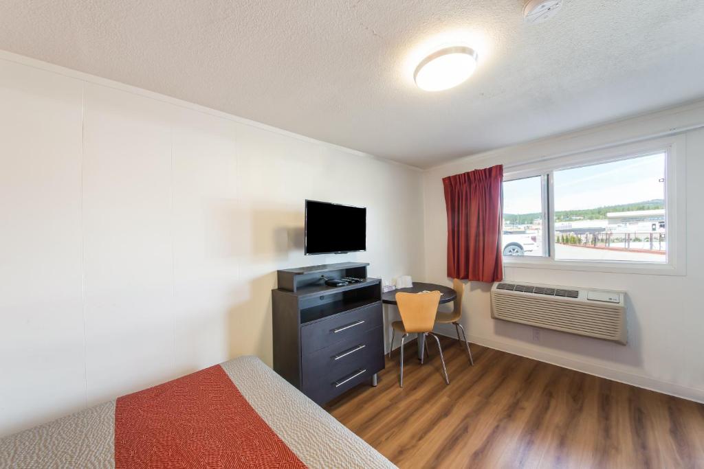 TV a/nebo společenská místnost v ubytování Motel 6-Cranbrook, BC