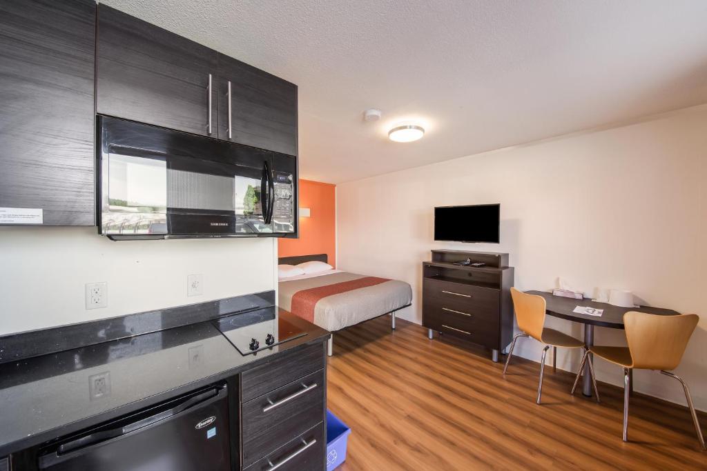 Kuchyň nebo kuchyňský kout v ubytování Motel 6-Cranbrook, BC
