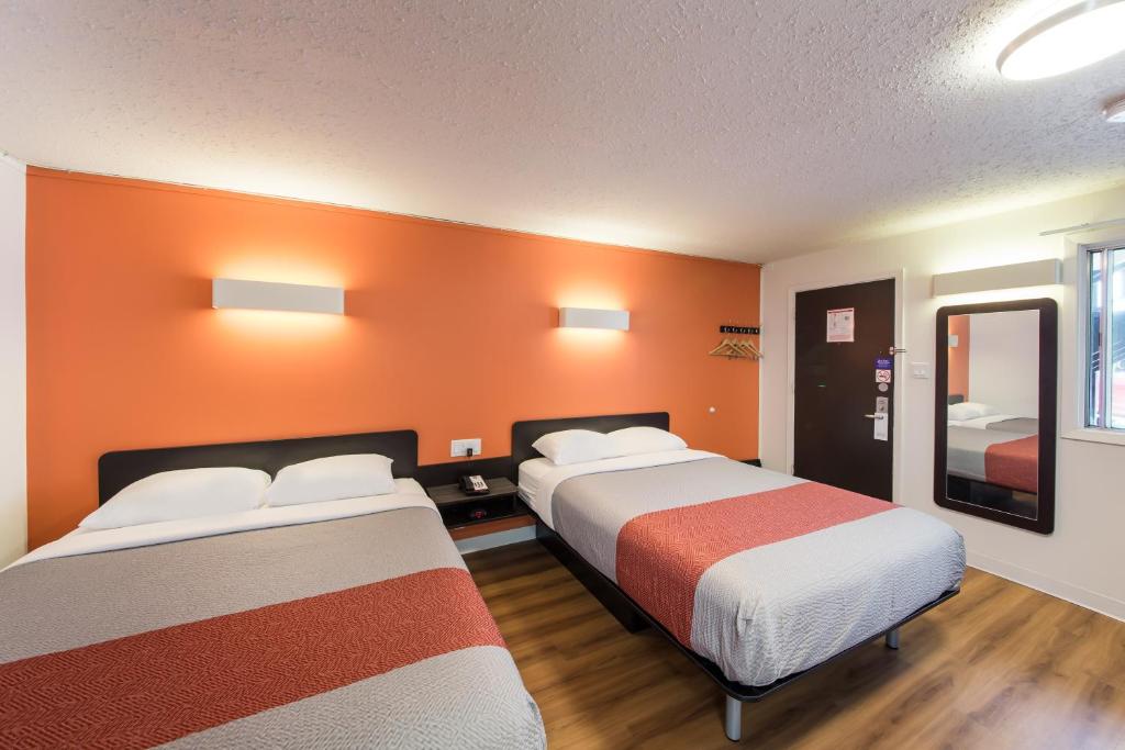 Postel nebo postele na pokoji v ubytování Motel 6-Cranbrook, BC