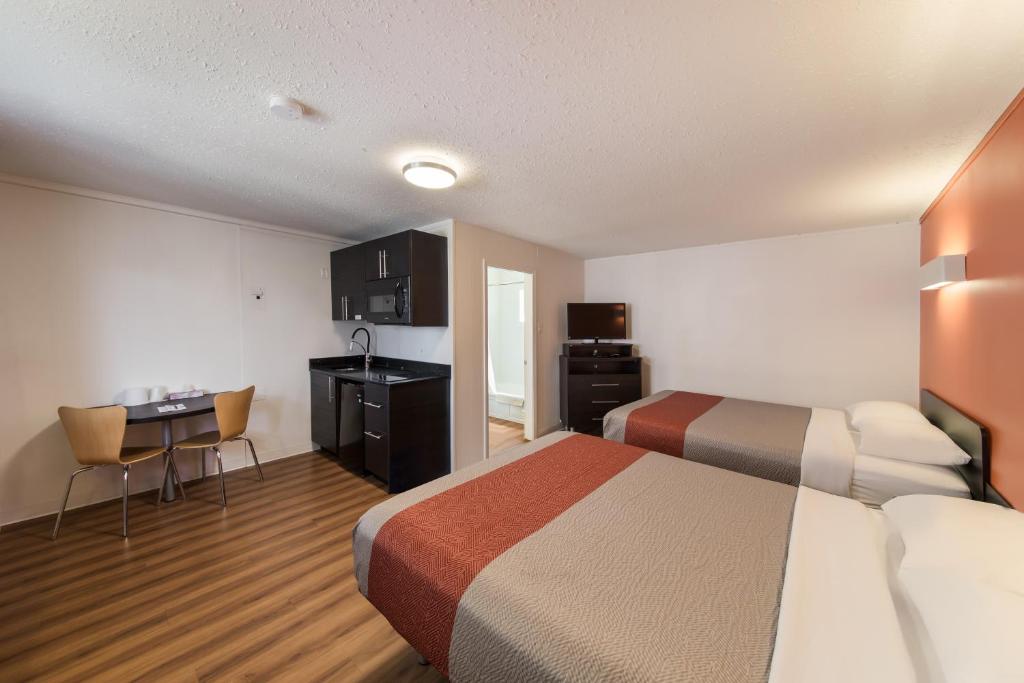 Kuchyň nebo kuchyňský kout v ubytování Motel 6-Cranbrook, BC