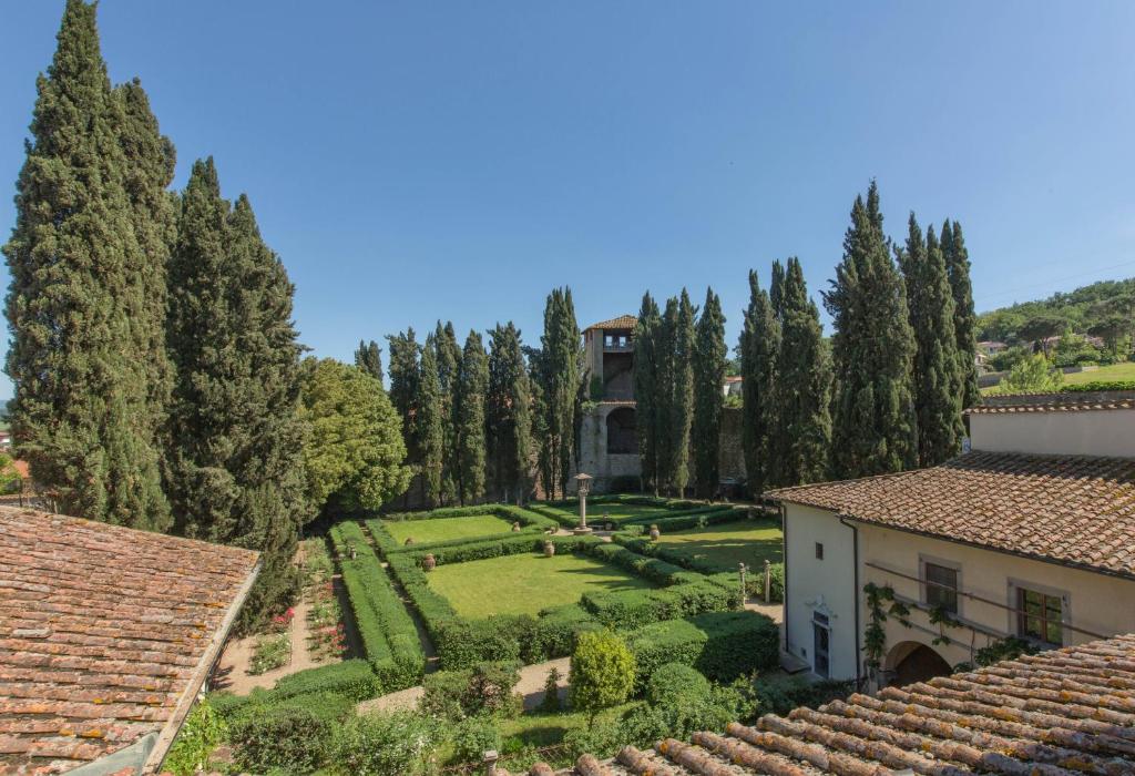 Blick auf den Garten vom Haus aus in der Unterkunft Villa Casagrande Resort e SPA in Figline Valdarno