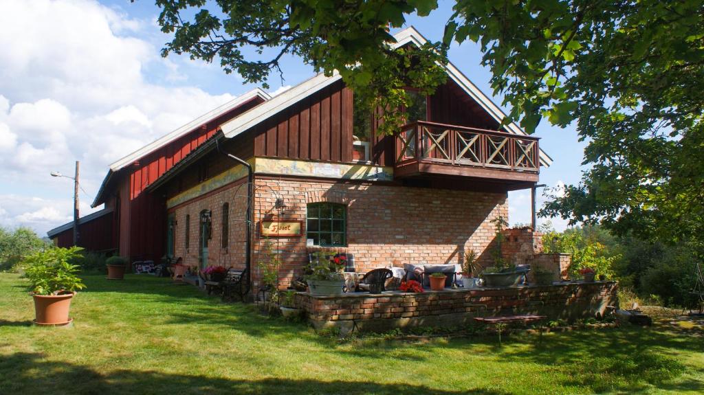 a building with a balcony on the side of it at Fjøset på Knardal in Neset